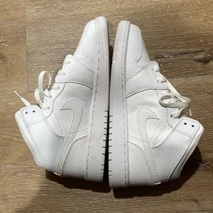 Mid air jordans in size 6Y